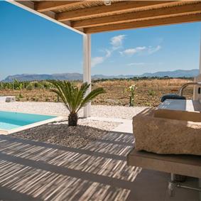 2 bedroom villa with infinity pool, near Alcamo, sleeps 4-5